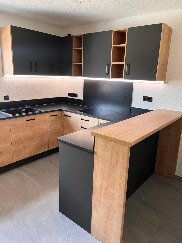 Im Trend: Einbauküche in schwarz & Holz