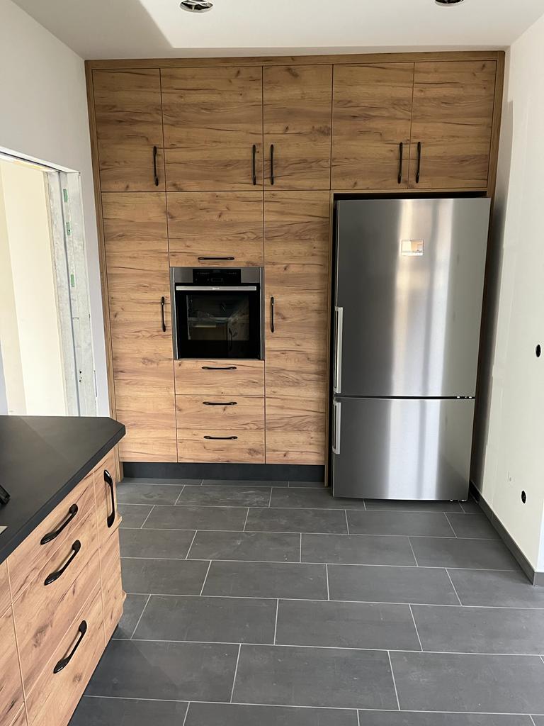 Schwarz + Holzfront - Einbauküche