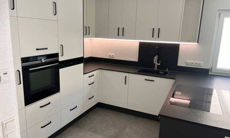 Einbauküche - modern, hell & mit Granit Arbeitsplatte