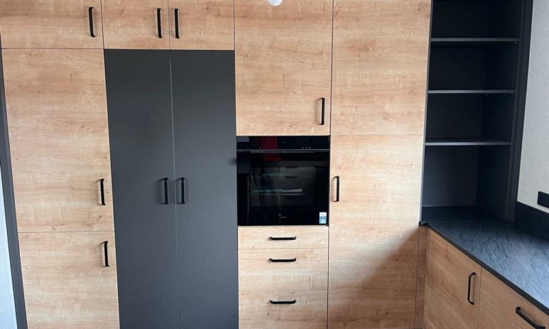 maßgerfertigte Stauraumlösung in trendiger Einbauküche