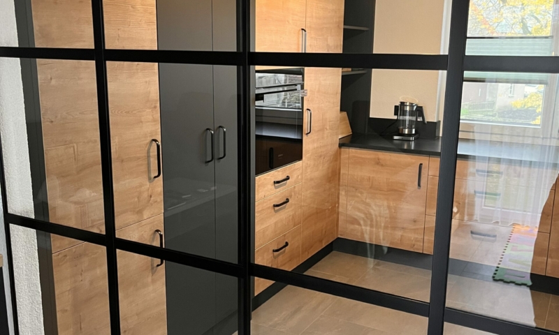 Der Farbklassiker der Einbauküche in schwarz & Holz