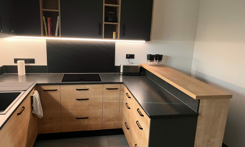 maßgeschneiderte Küchenzeile mit Bar - Einbauküche