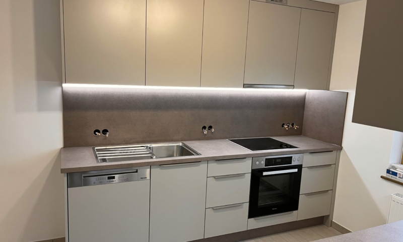 helle Miniküche auf kleinem Raum