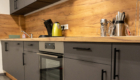 Küchenmöbel vom Schreiner in Trendfarben - grau & Holz