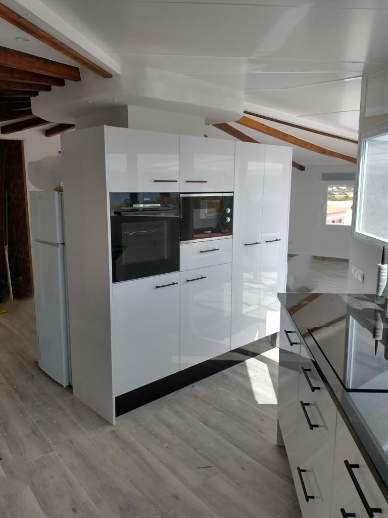 offene, indivduelle Küche - weiße Fronten & Granit Arbeitsplatte